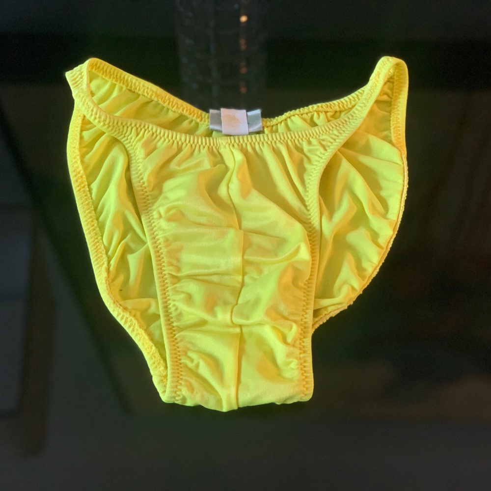 Andreas Cahling piece in neon yellow color and size S